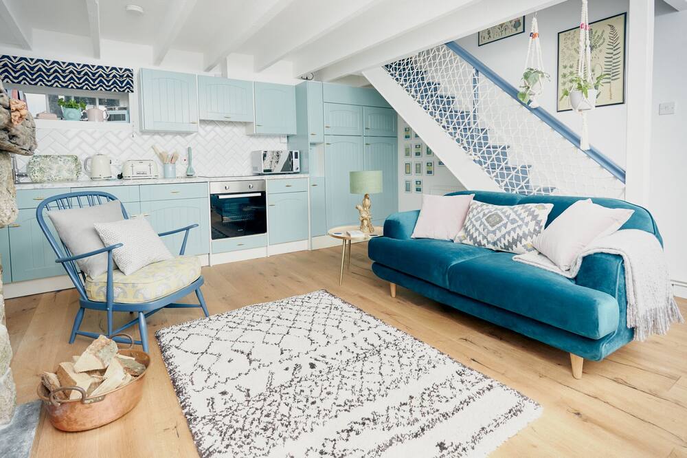 Poachers Pocket, Boutique Cornish Cottage for two, close to the Camel Trail
