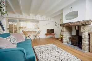 Smart TV, fireplace, DVD player, books - Poachers Pocket, Boutique Cornish Cottage for two, close to the Camel Trail (Bodmin)