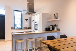 Frigorífico, microondas, horno y placa de cocina
