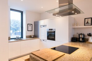 Fridge, microwave, oven, stovetop - Spacious Central Apartment with Terrace (Chamonix-Mont-Blanc)