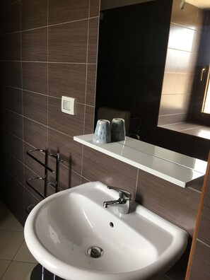 Combined shower/bathtub, hair dryer, bidet, towels