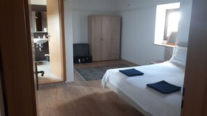 5 bedrooms, in-room safe, iron/ironing board, free WiFi