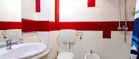 吹风机、毛巾、卫生纸