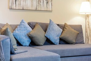 TV, offices - Granary Suite No3 - Donnini Apartments (Ayr)