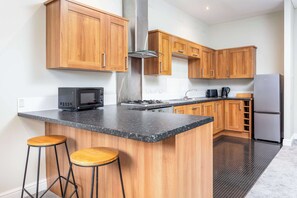 Kylskåp, mikrovågsugn, ugn och spishäll