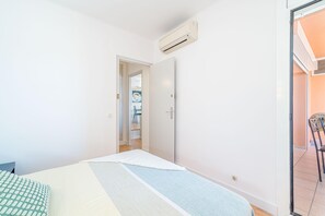 3 chambres, fer et planche Ă repasser