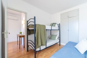 3 Schlafzimmer, Bügeleisen/Bügelbrett