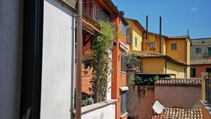 Una calle estrecha con tejados de tejas rojas y edificios coloridos.