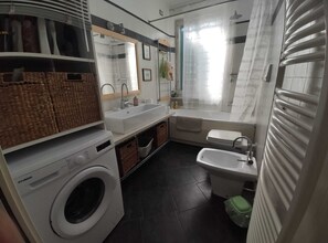 Combined shower/tub, jetted tub, hair dryer, bidet - APARTMENT IN FULL HISTORICAL CENTER  (Pesaro)