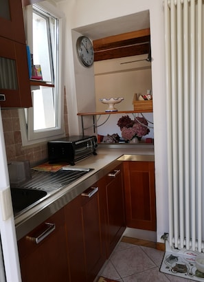 Fridge, oven, stovetop, coffee/tea maker