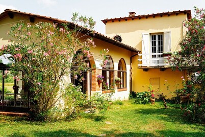 Charming Tuscan villa perfect for families and couples. 15 min from Lucca . A/C.