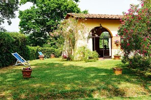 Property grounds - Charming Tuscan villa perfect for families and couples. 6 km from Lucca . A/C. (Lucca)