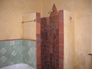Combined shower/bathtub, hair dryer, bidet, towels