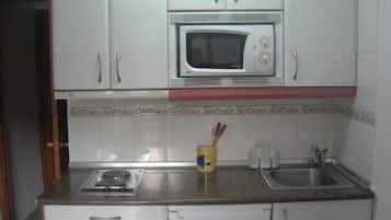 Réfrigérateur, micro-ondes, plaque de cuisson, cafetiÚre/bouilloire