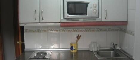 Réfrigérateur, micro-ondes, plaque de cuisson, cafetiÚre/bouilloire