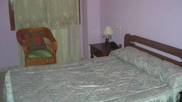 1 slaapkamer, een strijkplank/strijkijzer, gratis wifi, beddengoed