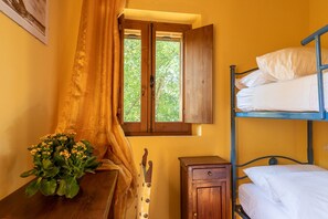 5 habitaciones, tabla de planchar con plancha, wifi y ropa de cama
