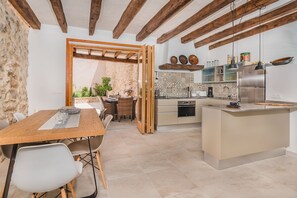 Kylskåp, ugn, diskmaskin och kaffe- och tebryggare