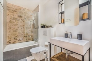 Baignoire, sèche-cheveux, serviettes fournies