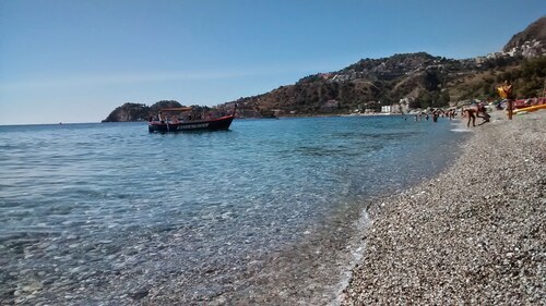 Neptun Wohnung am Strand mit Meeresblick- Letojanni, Sizilien