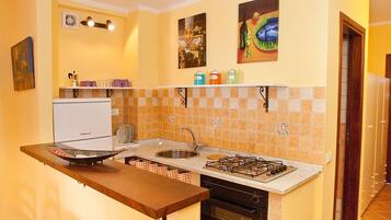 Frigorifero, forno, piano cottura, macchina per tè/caffè