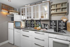 Refrigerador, microondas, horno y parrilla de estufa