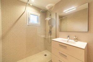 Bathtub, hair dryer, bidet, towels