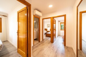 4 chambres, bureau, fer et planche Ă repasser, lit parapluie