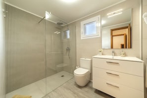 Bathtub, hair dryer, bidet, towels
