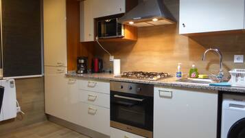 Comfort Apartment, 2 Bedrooms, 2 Bathrooms (Charming) | Private kitchen | Fridge, microwave, oven, stovetop