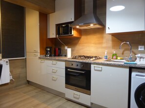 Comfort Apartment, 2 Bedrooms, 2 Bathrooms (Charming) | Private kitchen | Fridge, microwave, oven, stovetop - Bento Boutique Apartments IBG Home (Loures)