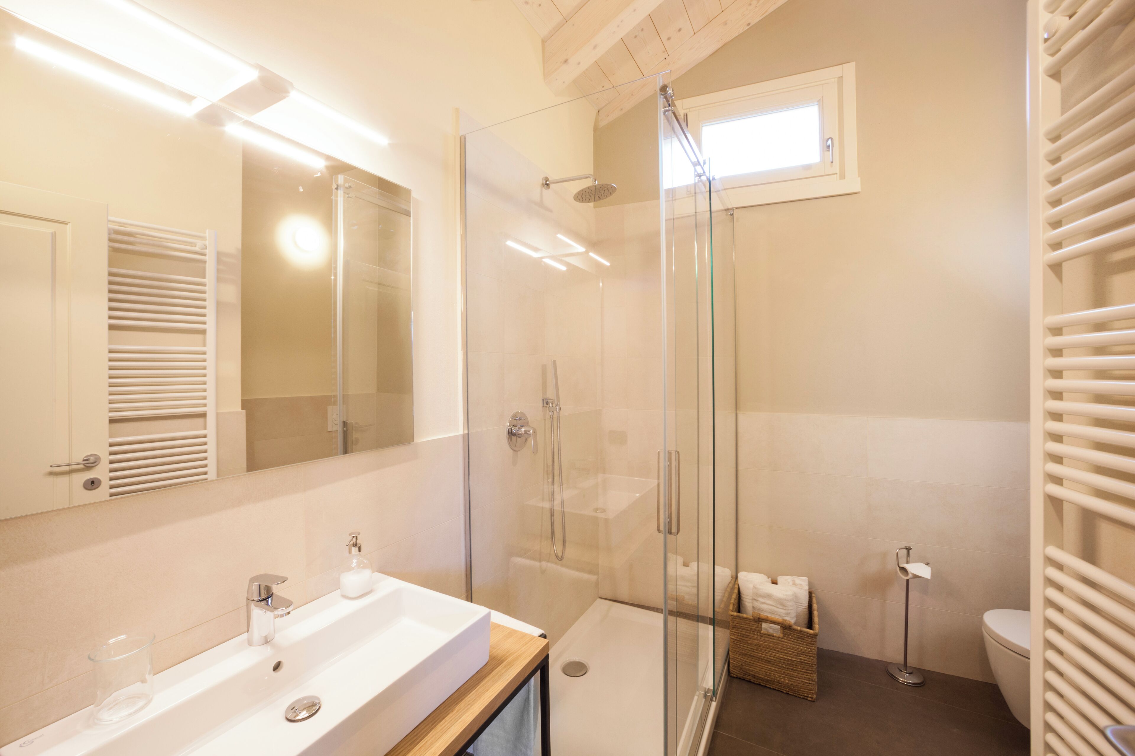 Dusche, Haartrockner, Bidet, Handtücher