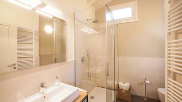 Dusche, Haartrockner, Bidet, HandtĂŒcher