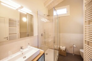 Dusche, Haartrockner, Bidet, Handtücher