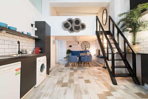 5 min from the Giralda, the Cathedral, the Maestranza, Seville center. FREE WIFI