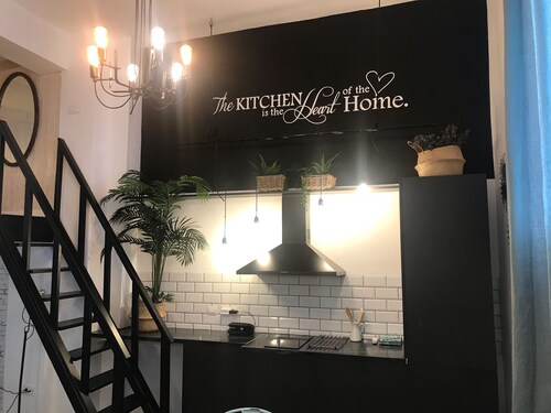 5 min from the Giralda, the Cathedral, the Maestranza, Seville center. FREE WIFI