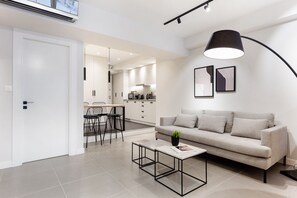Appartement, 1 slaapkamer (Black) | Woonruimte | Een 43-inch smart-tv met satellietzenders, televisie en Netflix