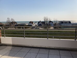 Property grounds - Fantastic view of the Baltic Sea... directly behind the dyke! (Dahme)