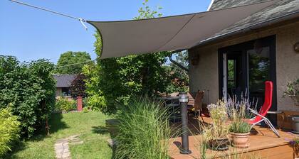 --- Cabaña junto al lago ---