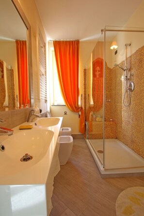 Bruser, hårtørrer, bidet