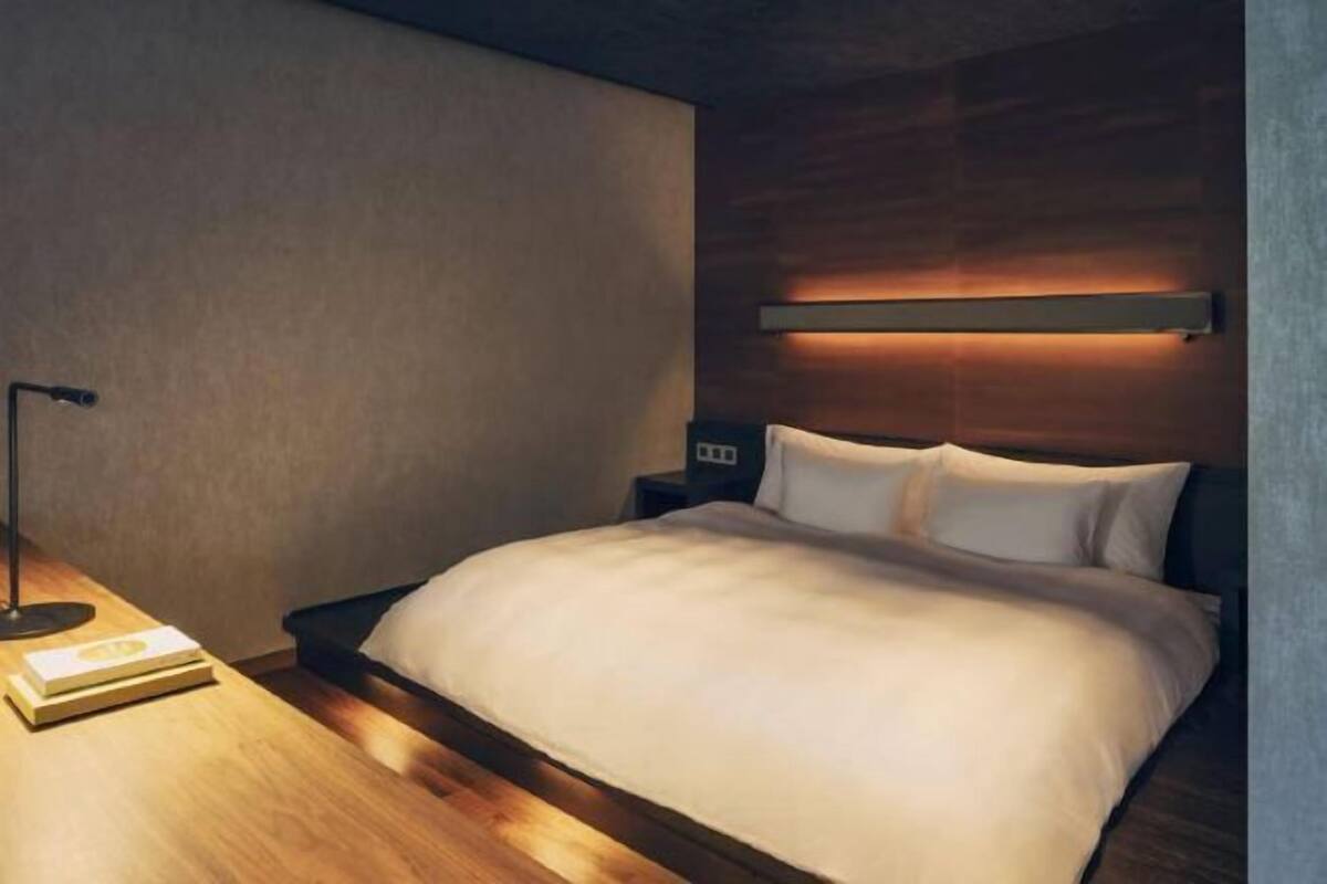 1 غرفة نوم وألحفة محشوة بالريش وميني بار وخزنة داخل الغرفة