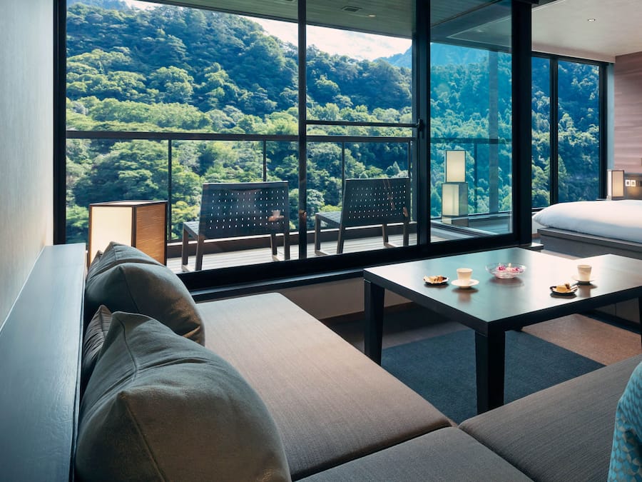 Cubrecamas, minibar, caja de seguridad en la habitación y escritorio