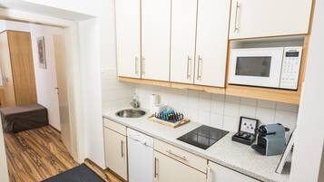 Kühlschrank, Mikrowelle, Herdplatte, Geschirrspüler