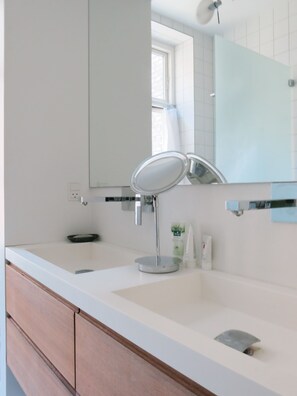 Douche, sèche-cheveux