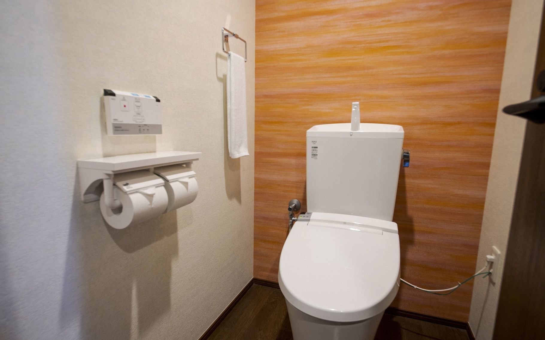 Badkamer | Een bad/douchecombinatie, een diep bad, gratis toiletartikelen