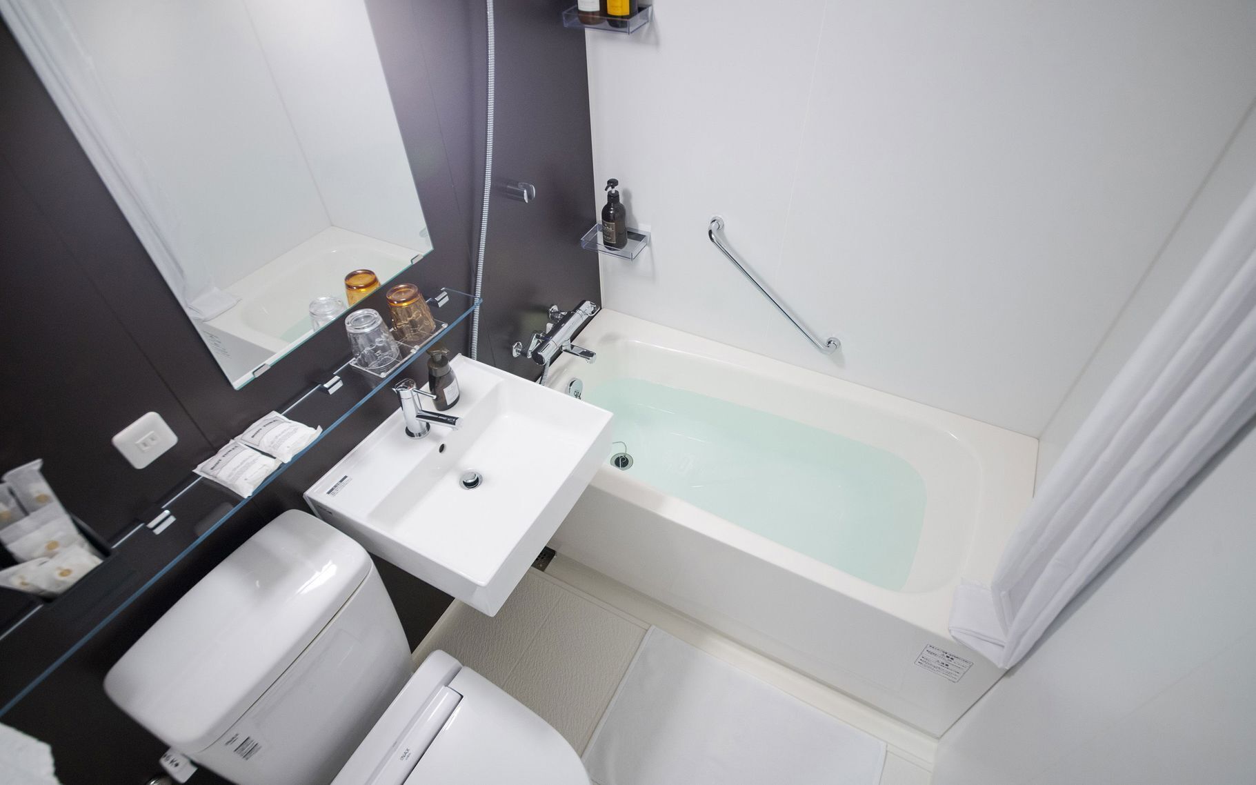 욕실 | 샤워기/욕조 결합, 전신 욕조, 무료 세면용품, 헤어드라이어