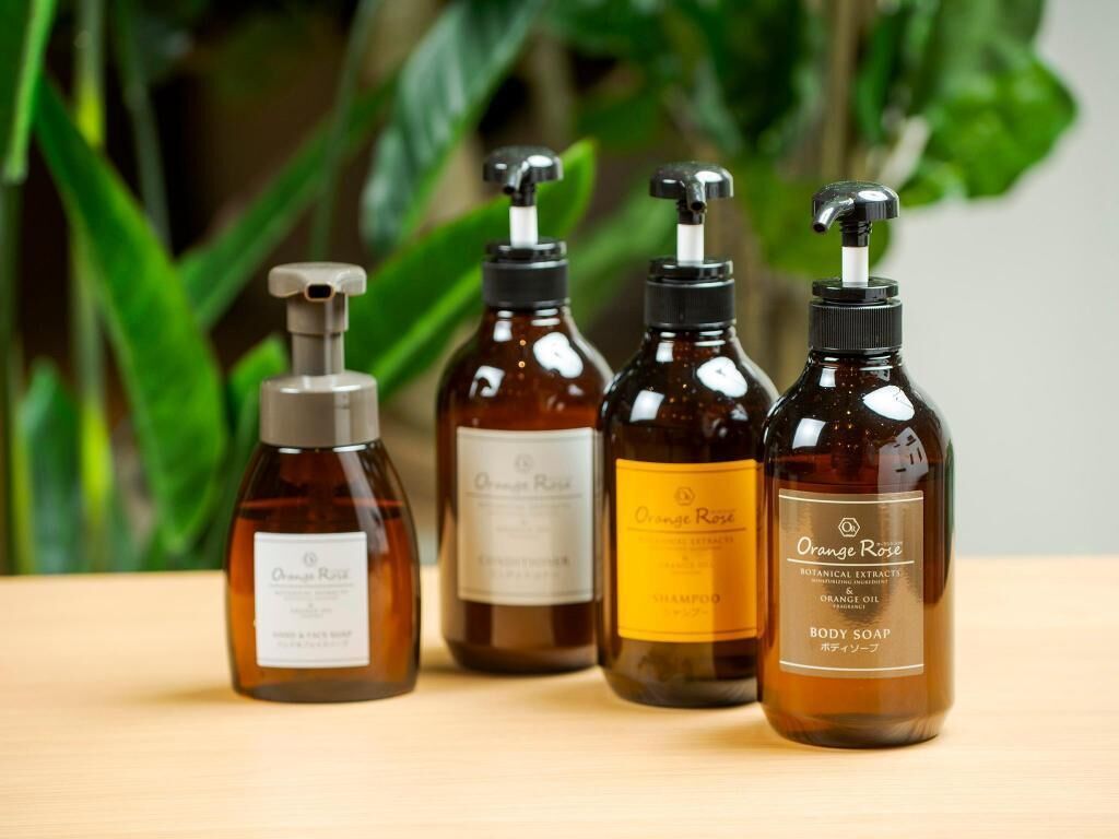 Badkamervoorzieningen | Een bad/douchecombinatie, een diep bad, gratis toiletartikelen