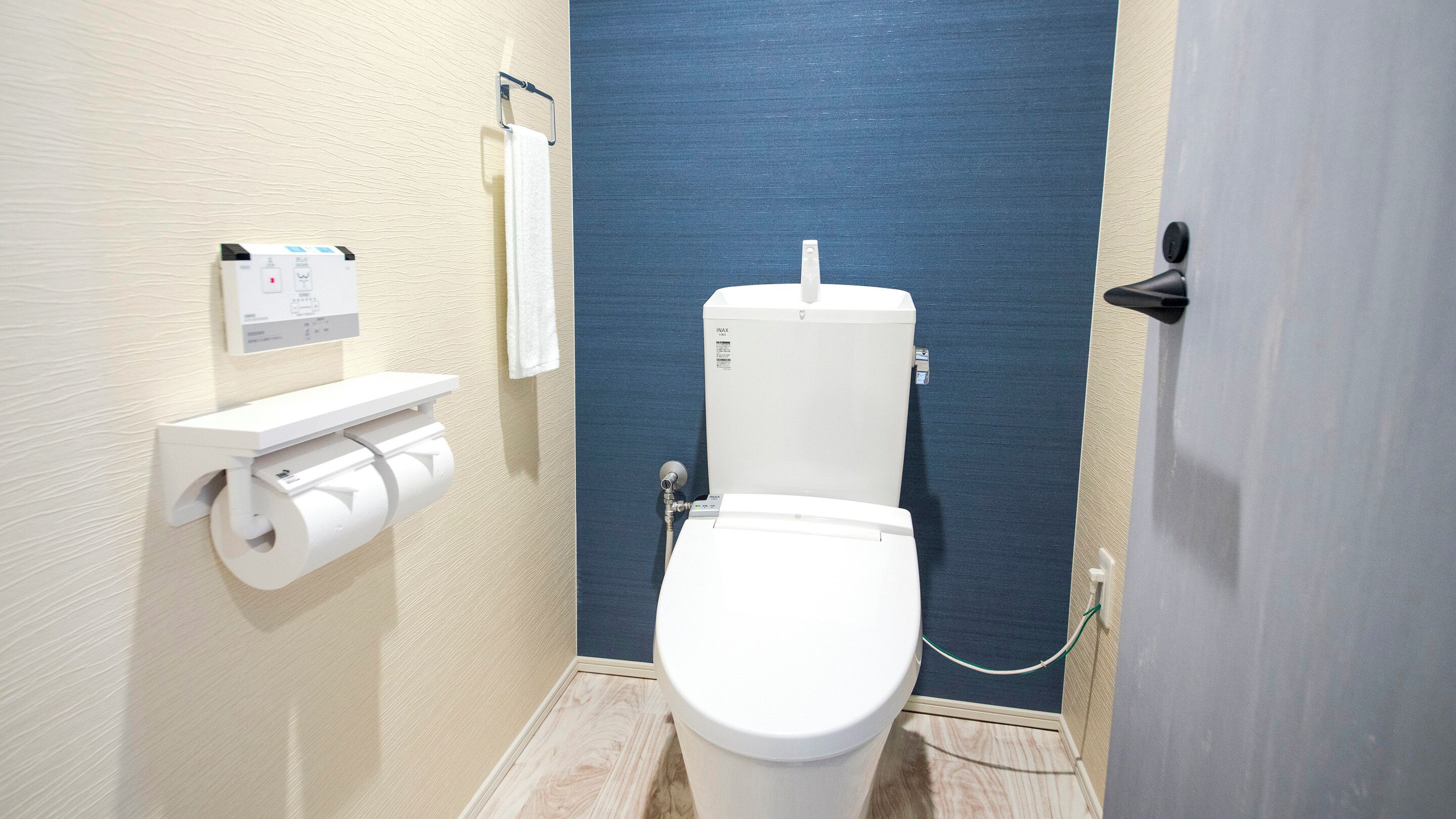 combined shower/bathtub, deep-soaking bathtub, free toiletries