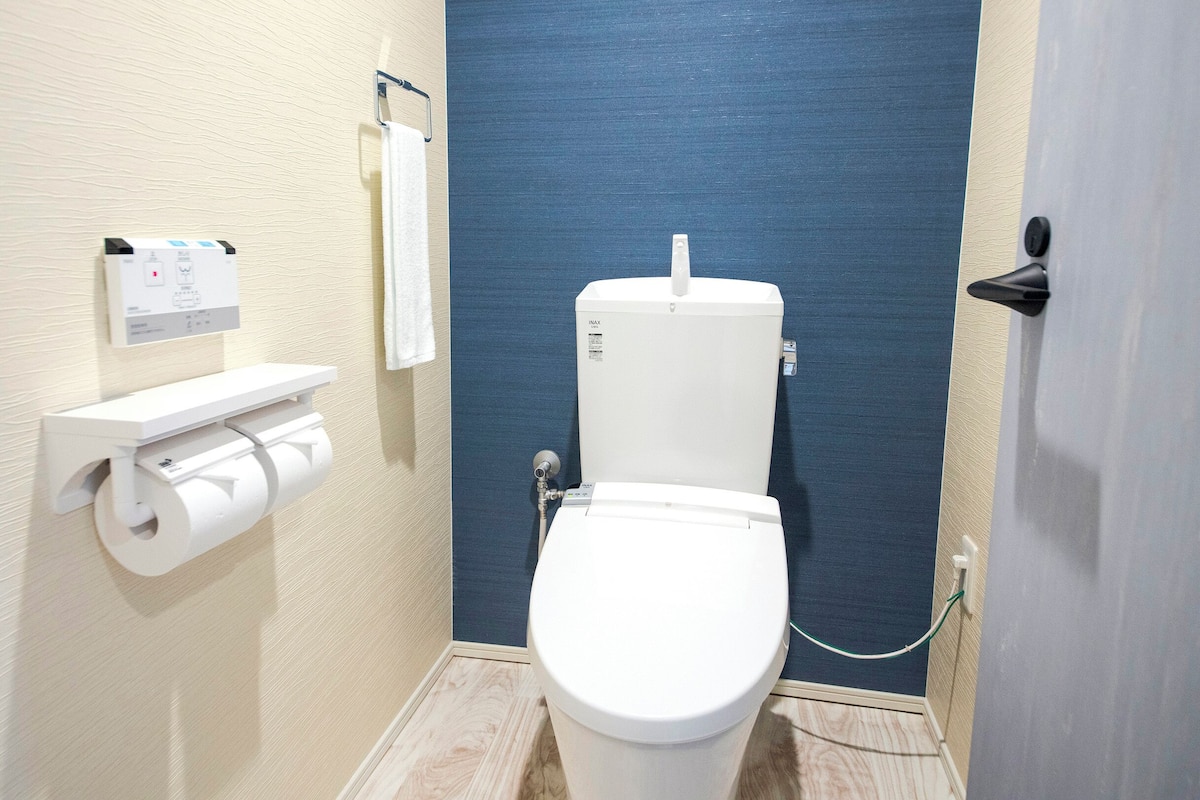 combined shower/bathtub, deep-soaking bathtub, free toiletries