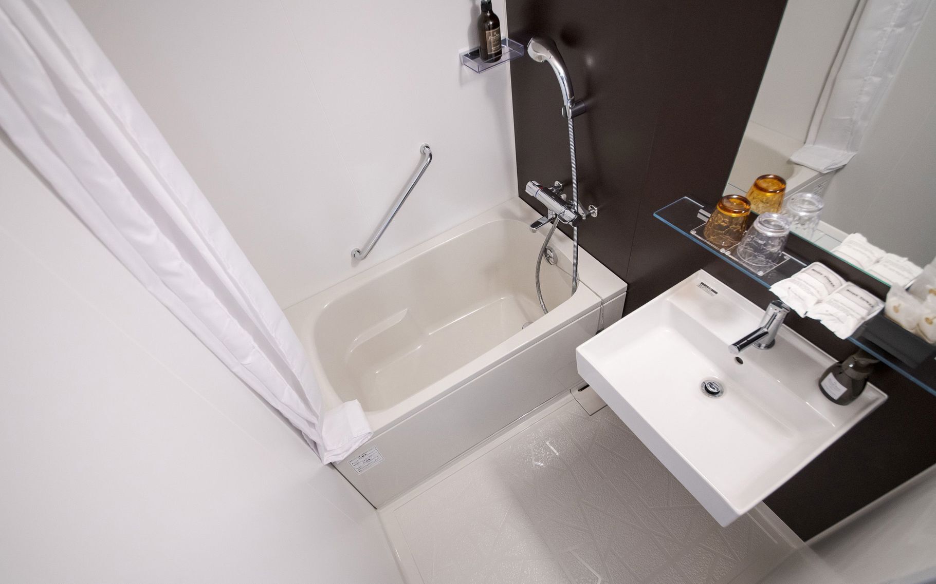 Badkamer | Een bad/douchecombinatie, een diep bad, gratis toiletartikelen